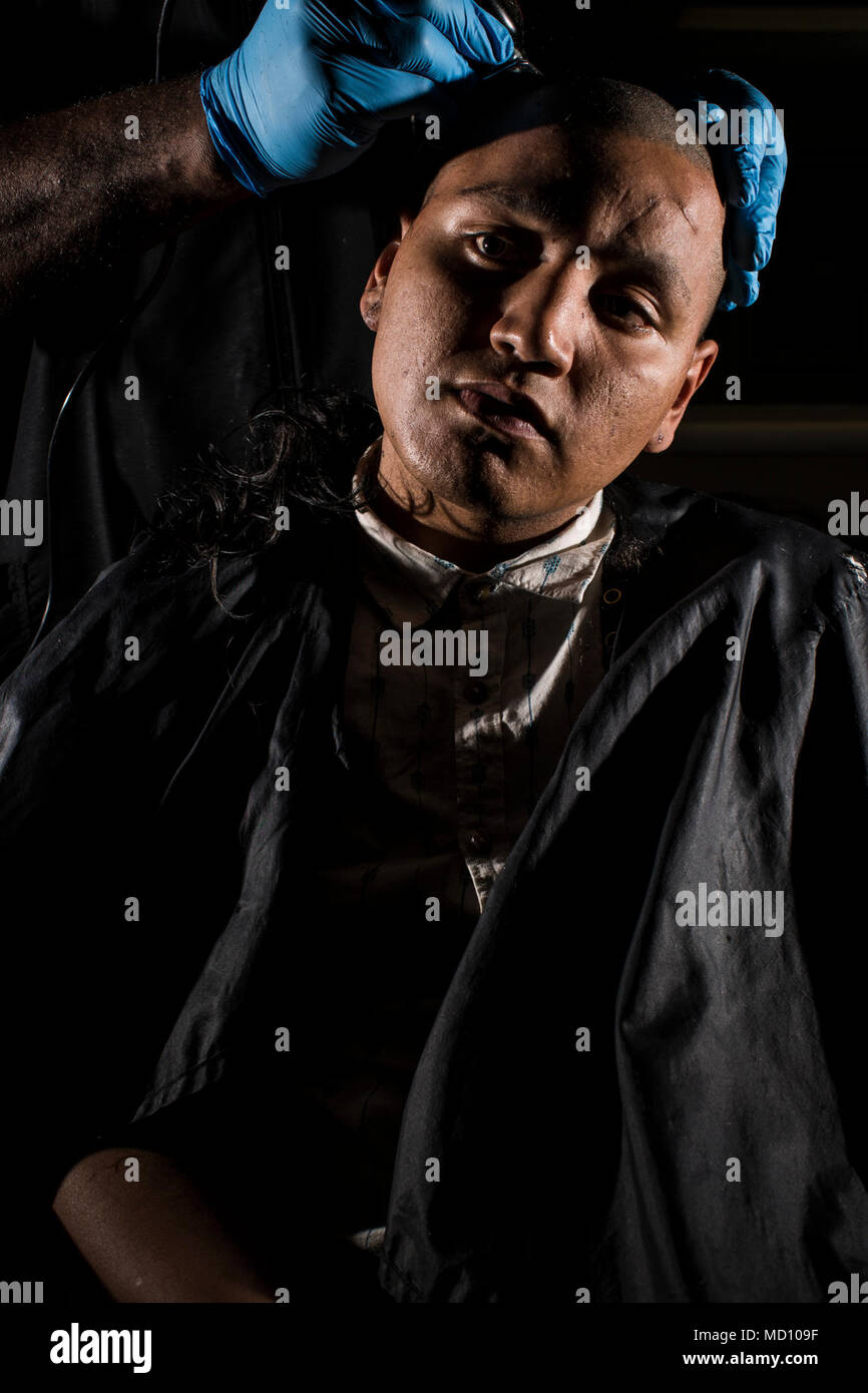 U.S. Marine Corps Ecr. Kevin Zamorano, 1041 peloton, Compagnie Delta, 1er Bataillon de recrutement et de formation, reçoit sa première coupe de formation des recrues le 20 mars, 2018, sur l'Île Parris, L.C. Zamorano, 19 ans, de Woodside, N.Y., est prévue pour le 15 juin 2018 diplômés. Parris Island est le lieu d'entraînement des recrues du Corps des marines depuis le 1 novembre 1915. Aujourd'hui, environ 19 000 recrues proviennent à Parris Island annuellement pour l'occasion de devenir des Marines américains en endurant 12 semaines de formation rigoureux, transformatrices. Parris Island est à la maison à l'entrée de gamme fait appel la formation d'environ 49  % Banque D'Images