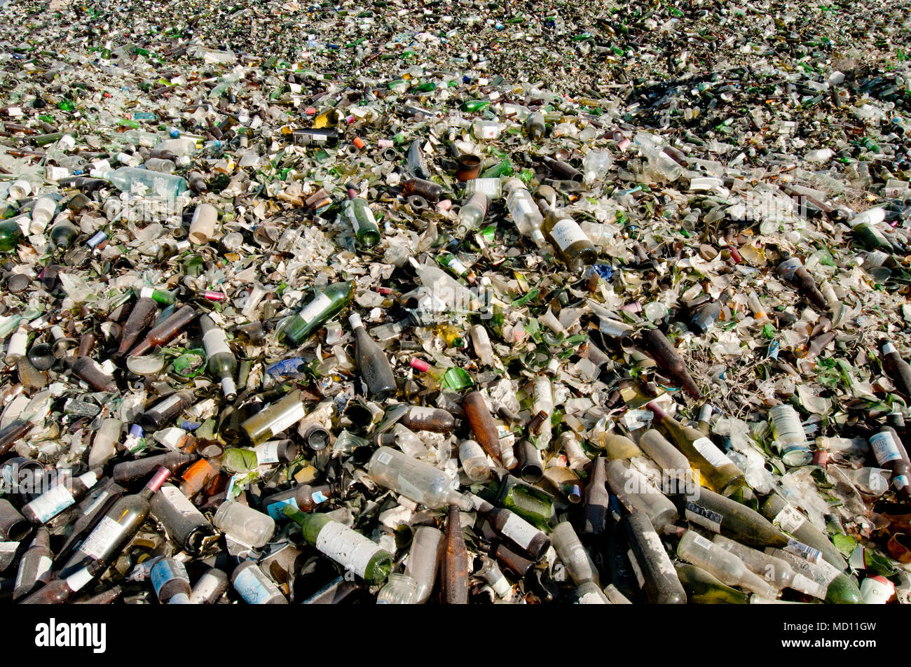 Montagne de bouteilles en verre à recycler Banque D'Images