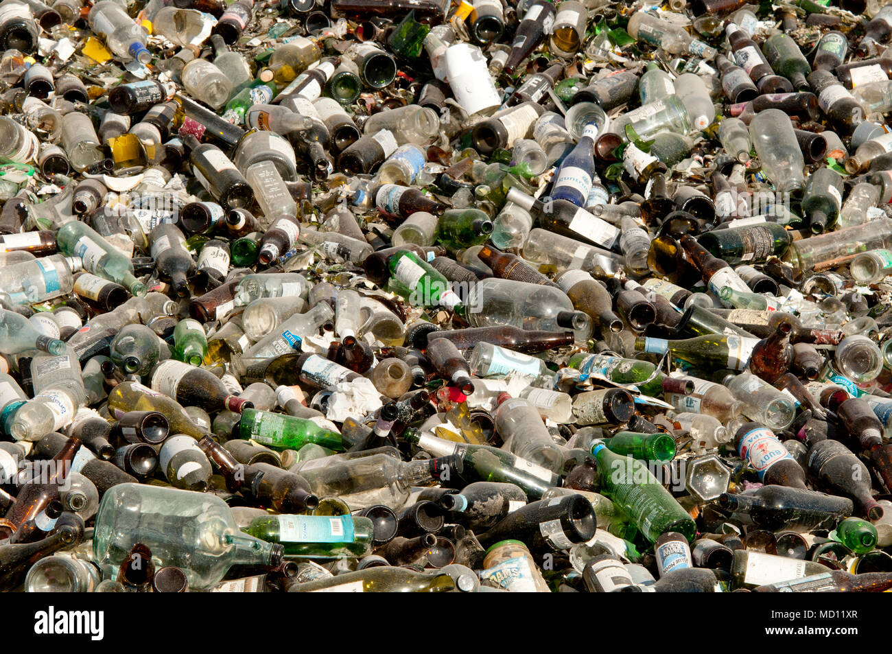 Pile de bouteilles en verre à recycler Banque D'Images