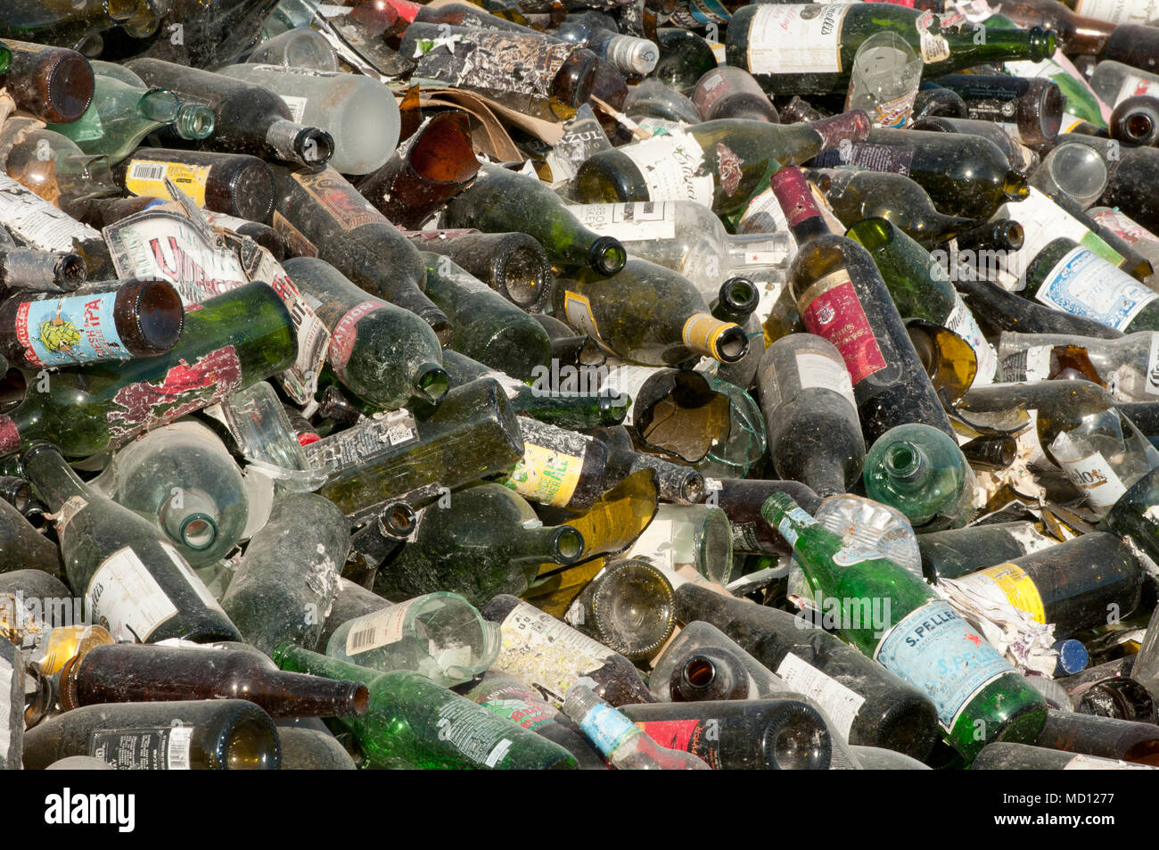Pile de bouteilles en verre à recycler Banque D'Images
