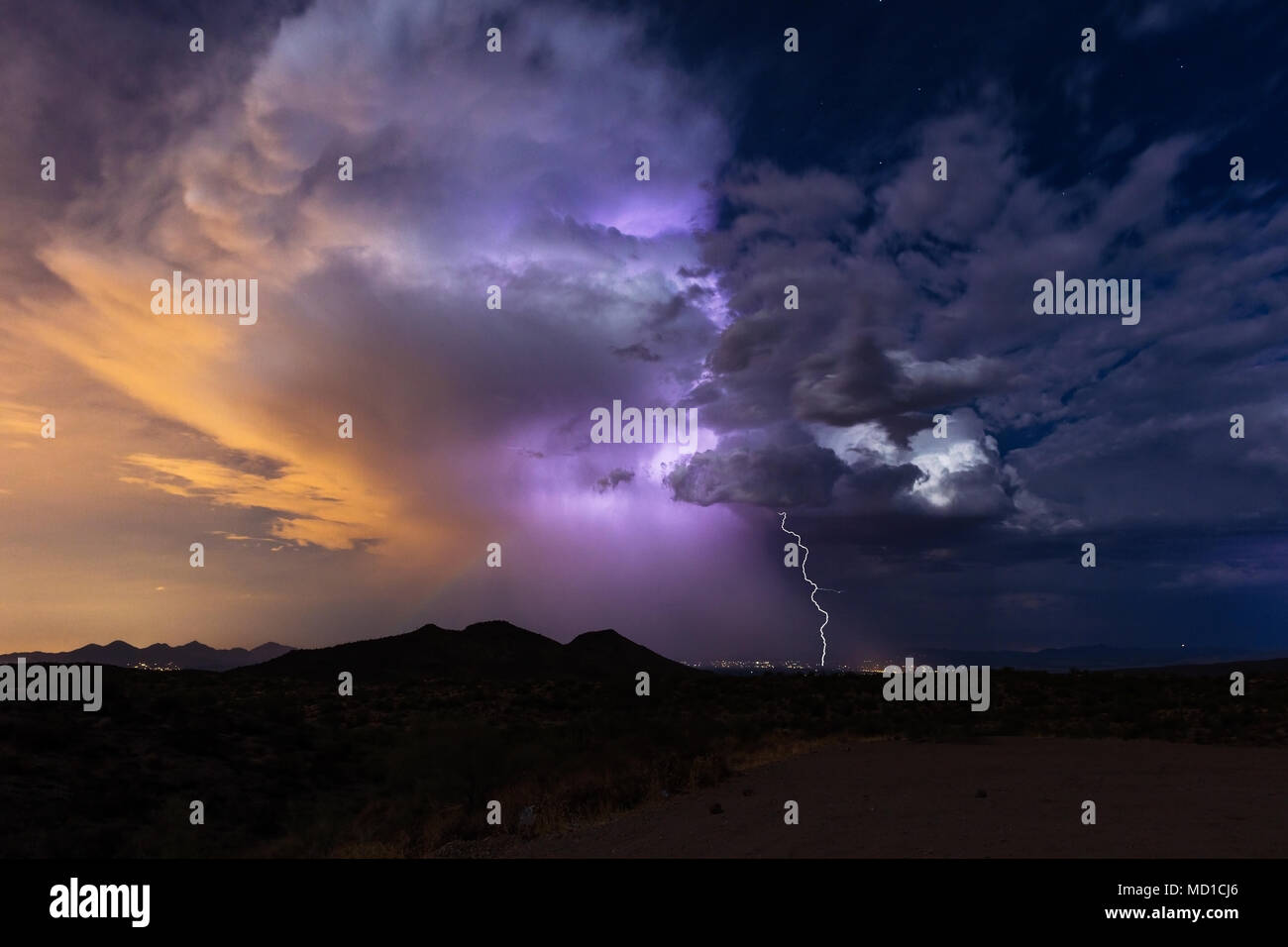 La mousson de l'Arizona tempête cumulonimbus nuages et foudre frappent au-dessus de Fountain Hills, Arizona Banque D'Images