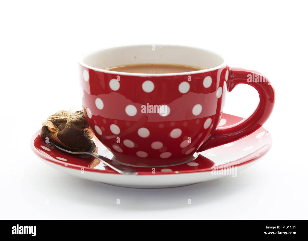 Grande tasse de thé dans une tasse rouge à pois blancs Photo Stock - Alamy