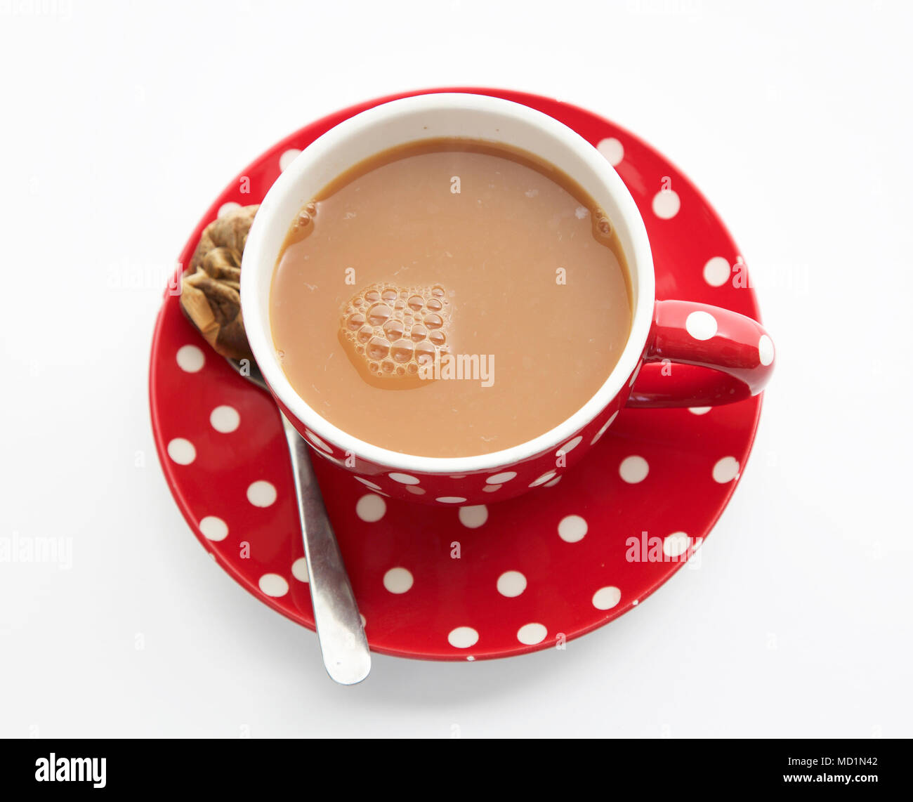 Grande tasse de thé dans une tasse rouge à pois blancs Banque D'Images