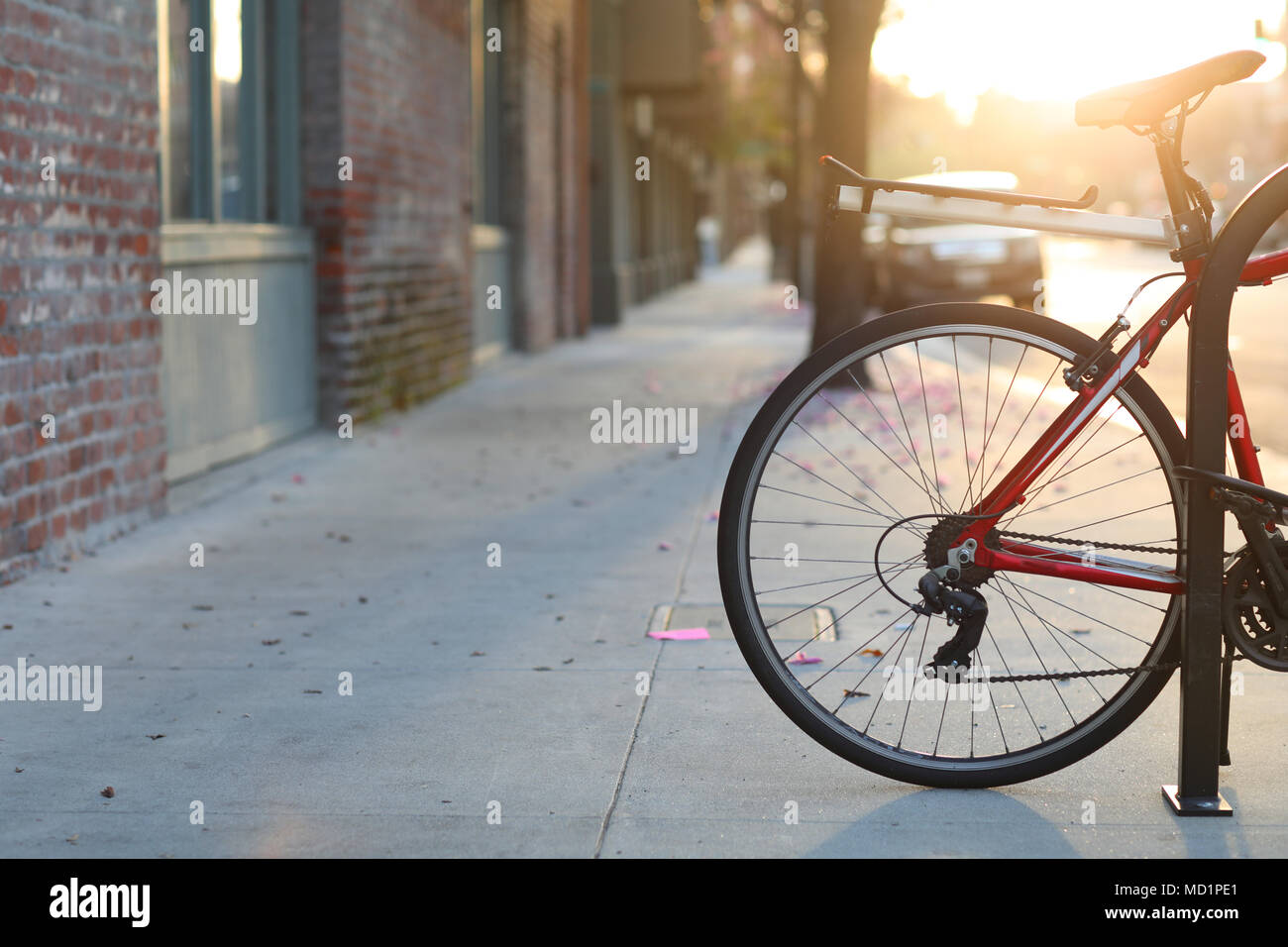 Beau coucher de soleil romantique ville rue avec un vélo, style de vie européen à Pasadena, en Californie. Banque D'Images