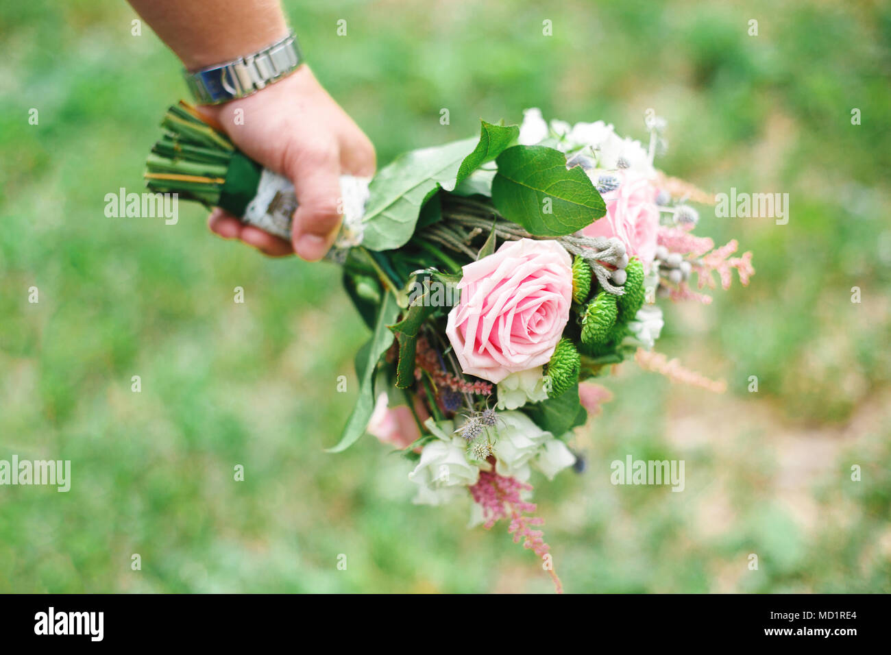 Groom holding bouquet de mariage rose. Mariage concept, selective focus. Concept de mariage Banque D'Images Groom holding bouquet de mariage rose. Mariage concept, selective focus. Concept de mariage Banque D'Images