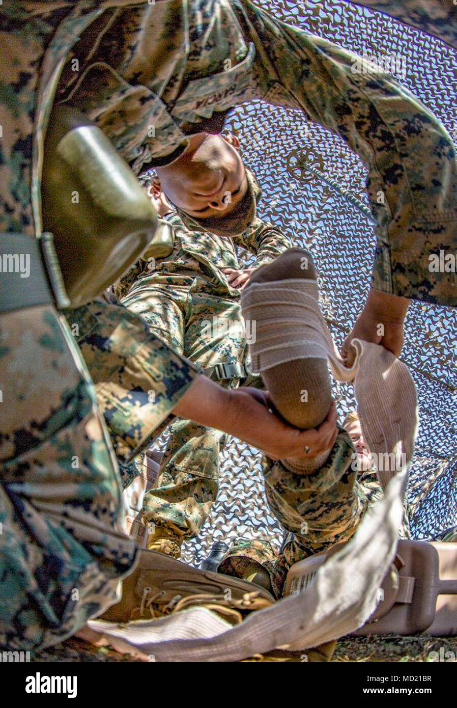 MARINE CORPS BASE CAMP PENDLETON, en Californie - Le Sgt. Angel Garcia, un spécialiste des données avec la 11e Marine Expeditionary Unit, enveloppements un ace bandage autour d'une simulation de l'entorse de la cheville au cours de la formation le 6 mars. Le terrain et la formation en classe exercice est d'assurer des Marines et marins sont habiles à la bataille de test des compétences nécessaires à leurs fonctions et de favoriser l'esprit de corps. (U.S. Marine Corps photo par le Cpl. Jacob A. programme Farbo) Banque D'Images