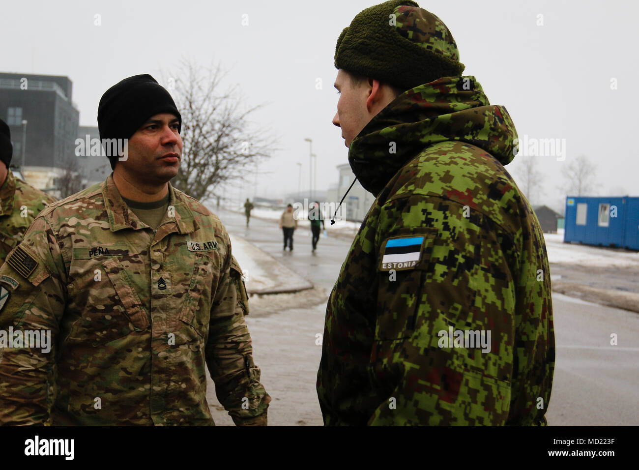 Un soldat estonien (droite) avec la 1re Brigade d'infanterie, discute avec le sergent de l'armée américaine des opérations. 1re classe Hector Pena, un sergent de peloton avec le 82e bataillon du génie de la Brigade Blindée, 2e Brigade Combat Team, 1re Division d'infanterie, au cours d'une multinationale d'entraînement à Tapa, Estonie le 13 mars 2018. (U.S. Photo de l'armée par la CPS. Hubert D. Delany III/22e Détachement des affaires publiques mobiles) Banque D'Images