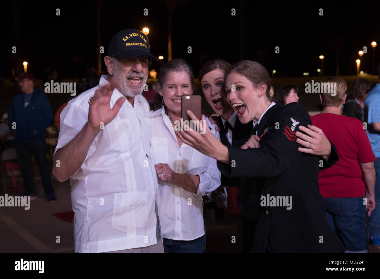 180312-N-W255-1115 SUN CITY, Arizona (12 mars 2018) chef des chantres Jennifer Stothoff, centre, et musicien 1ère classe Chelsi Ervien rencontrez les parents de chef des chantres Amanda Cline, le chef de la bande marine productions. Les quatre mis en conférence vidéo avec Cline, qui est de retour à Washington, D.C., après une performance de l'US Navy Band au chalumeaux mer Soleil Bowl Amphitheatre à Sun City, Arizona. La Marine a deux chorus est sur un tour de 18 jours en Californie, l'Arizona et le Nevada, la connexion d'Américains de leur marine. (U.S. Photo par marine Chef Musicien Melissa Bishop/libérés) Banque D'Images