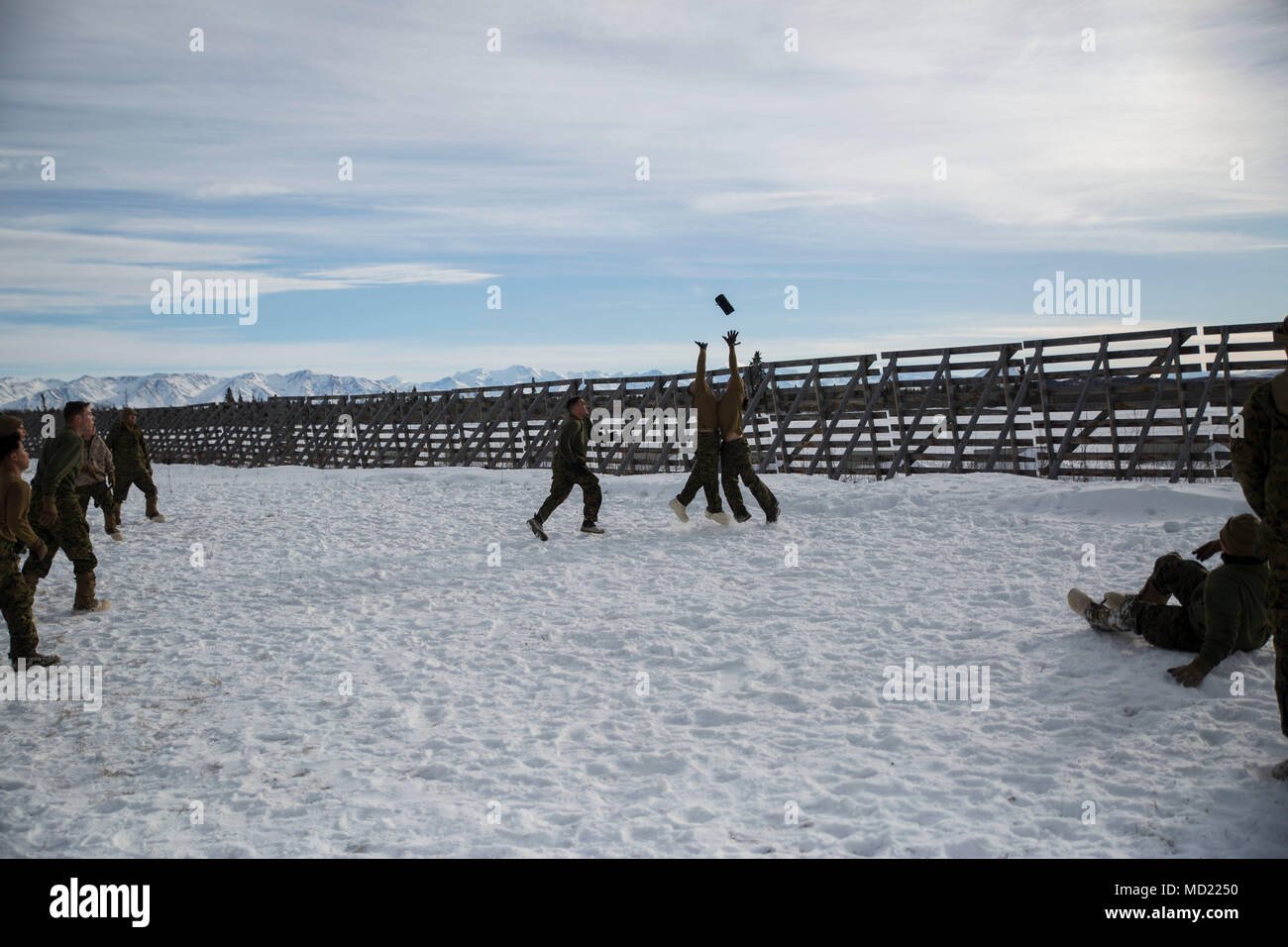 Marines avec la Force Arctic Edge construire la cohésion de l'unité par un match de foot à Fort Greely, en Alaska, au cours de l'exercice Arctic Edge 18, 12 mars 2018. Arctic Edge 18 est une bi, à grande échelle, de l'exercice de formation qui prépare et teste la capacité de l'armée américaine pour l'exploitation dans le plan tactique par temps froid extrême conditions trouvées dans les milieux arctiques avec plus de 1500 participants de l'Armée de l'air, de l'armée, de la Garde côtière, Marine Corps, et de la marine en utilisant l'unique et grand air et de la terre dans les zones de formation de l'Alaska. (U.s. Marine Corps photo par le Sgt. Brianna Gaudi) Banque D'Images