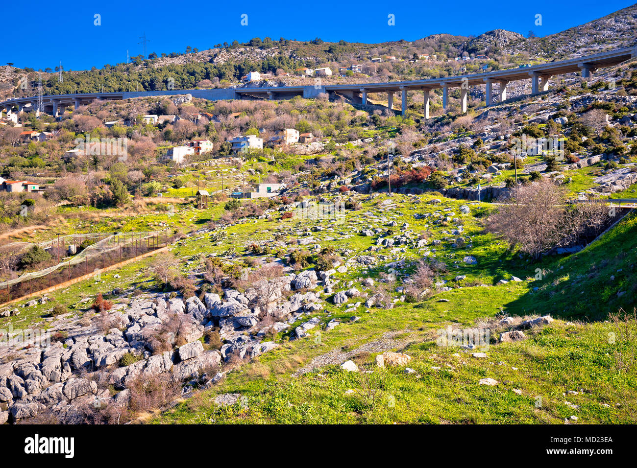 Village sur une colline et Split Klis vue autoroute région de la Croatie, Dalmatie Banque D'Images