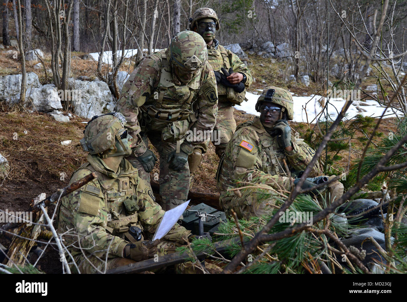Le colonel James Bartholomees III, commandant de la 173e Brigade aéroportée, entretiens avec les parachutistes de l'armée américaine, affecté à la 173e Bataillon de soutien de la Brigade, 173e Brigade aéroportée, au cours d'un exercice de tir réel dans le cadre du Lipizzan IV à Postonja Pocek en gamme, Slovénie, 13 mars 2018. Lipizzan est une combinaison d'exercice de formation de niveau d'exécution en préparation de l'évaluation de peloton, et de valider les procédures de déploiement au niveau du bataillon. La 173e Brigade aéroportée de l'armée américaine est la force de réaction d'urgence en Europe, capables de projeter des forces n'importe où aux États-Unis, d'Europe centrale ou de l'Afrique C Banque D'Images