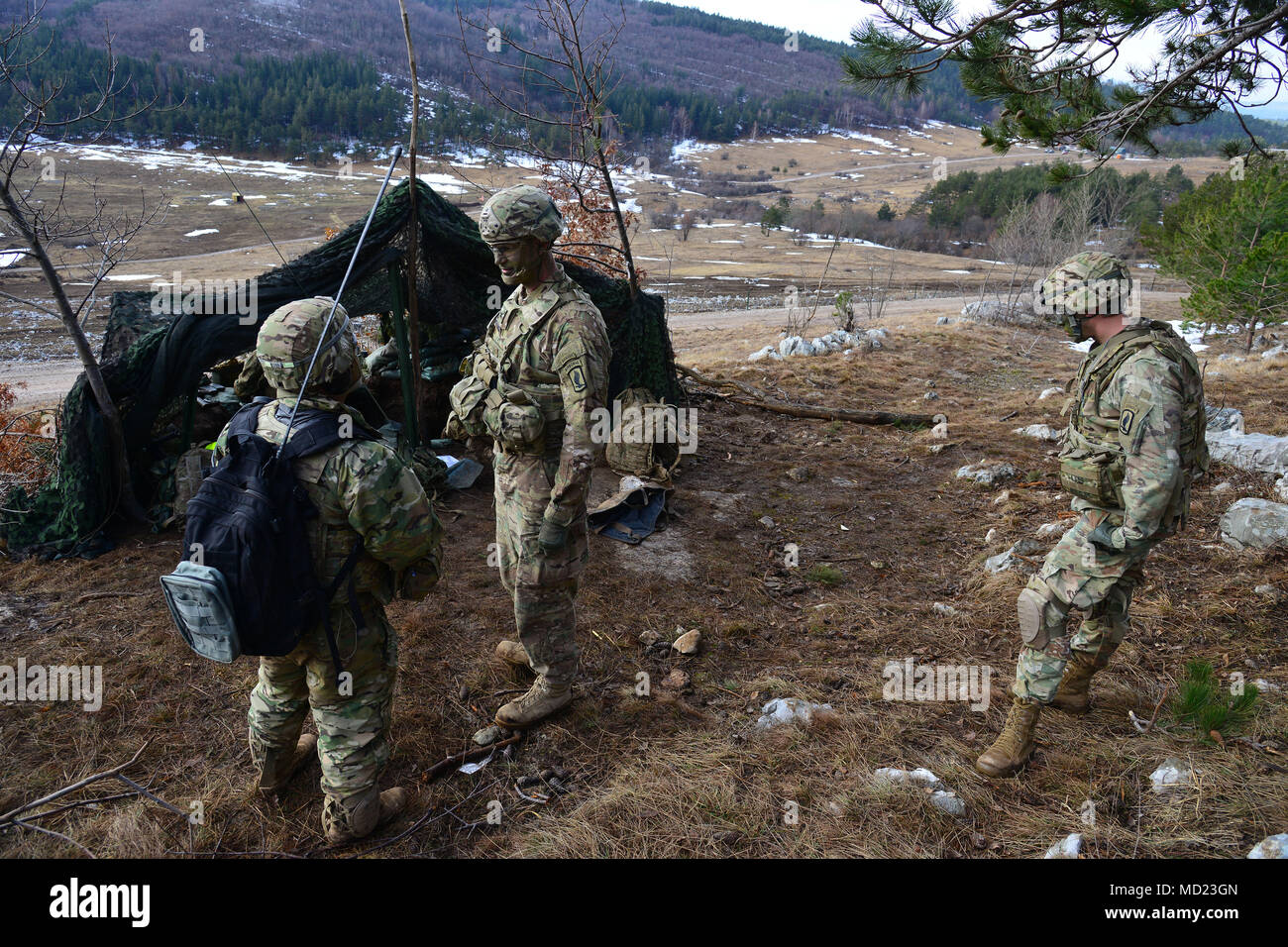 Le colonel James Bartholomees III, commandant de la 173e Brigade aéroportée, entretiens avec les parachutistes de l'armée américaine, affecté à la 173e Bataillon de soutien de la Brigade, 173e Brigade aéroportée, au cours d'un exercice de tir réel dans le cadre du Lipizzan IV à Postonja Pocek en gamme, Slovénie, 13 mars 2018. Lipizzan est une combinaison d'exercice de formation de niveau d'exécution en préparation de l'évaluation de peloton, et de valider les procédures de déploiement au niveau du bataillon. La 173e Brigade aéroportée de l'armée américaine est la force de réaction d'urgence en Europe, capables de projeter des forces n'importe où aux États-Unis, d'Europe centrale ou de l'Afrique C Banque D'Images