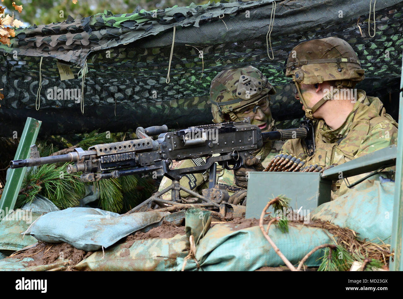 Le colonel James Bartholomees III, commandant de la 173e Brigade aéroportée, des entretiens avec un parachutiste de l'armée américaine, affecté à la 173e Bataillon de soutien de la Brigade, 173e Brigade aéroportée, au cours d'un exercice de tir réel dans le cadre du Lipizzan IV à Postonja Pocek en gamme, Slovénie, 13 mars 2018. Lipizzan est une combinaison d'exercice de formation de niveau d'exécution en préparation de l'évaluation de peloton, et de valider les procédures de déploiement au niveau du bataillon. La 173e Brigade aéroportée de l'armée américaine est la force de réaction d'urgence en Europe, capables de projeter des forces n'importe où aux États-Unis, d'Europe centrale ou de l'Afrique Banque D'Images