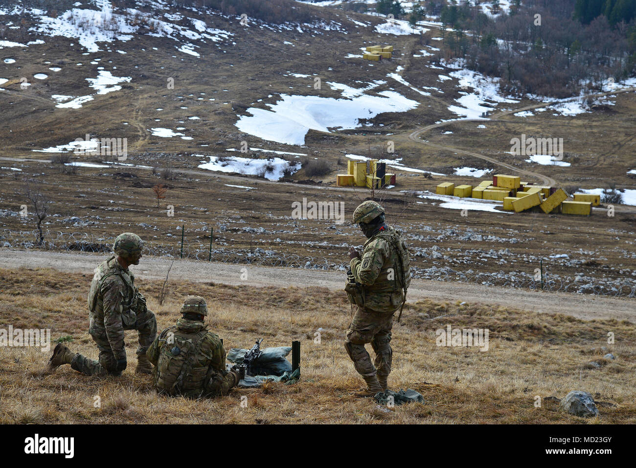 Le colonel James Bartholomees III, commandant de la 173e Brigade aéroportée, entretiens avec les parachutistes de l'armée américaine, affecté à la 173e Bataillon de soutien de la Brigade, 173e Brigade aéroportée, au cours d'un exercice de tir réel dans le cadre du Lipizzan IV à Postonja Pocek en gamme, Slovénie, 13 mars 2018. Lipizzan est une combinaison d'exercice de formation de niveau d'exécution en préparation de l'évaluation de peloton, et de valider les procédures de déploiement au niveau du bataillon. La 173e Brigade aéroportée de l'armée américaine est la force de réaction d'urgence en Europe, capables de projeter des forces n'importe où aux États-Unis, d'Europe centrale ou de l'Afrique C Banque D'Images