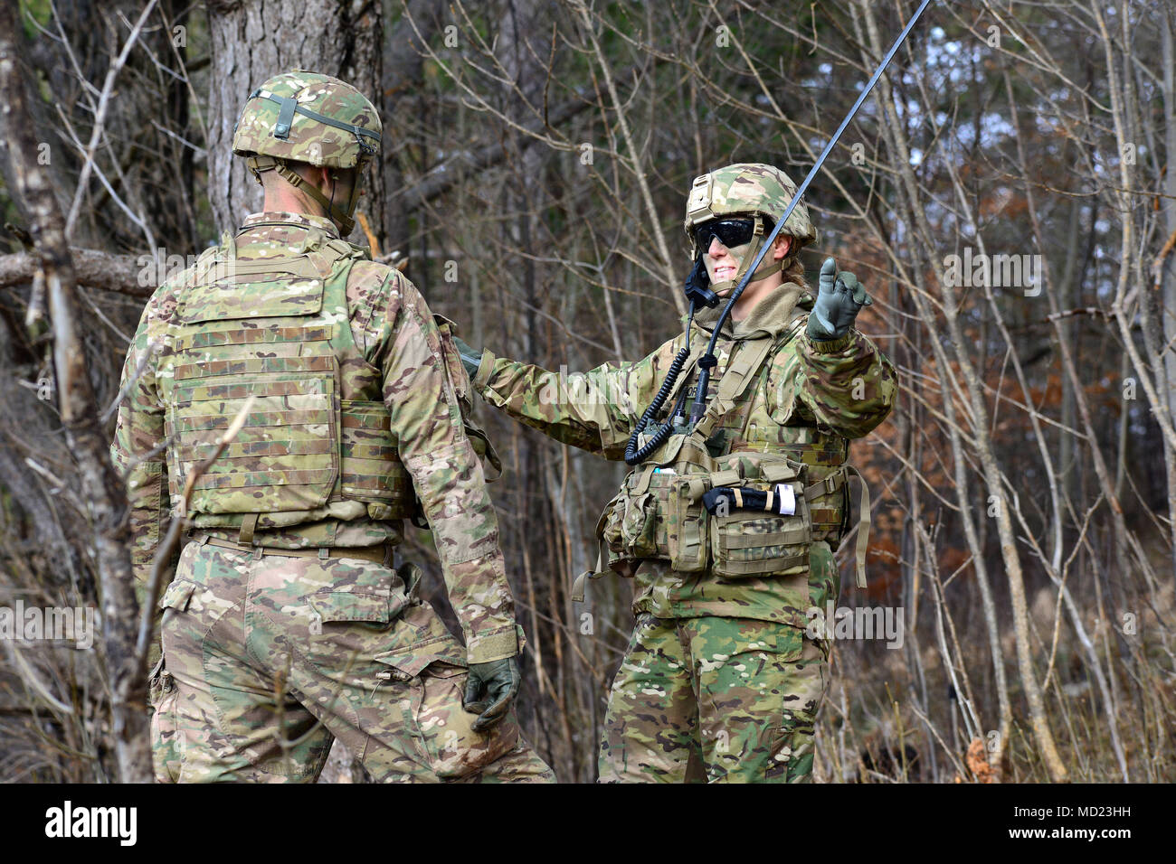Le capitaine de l'armée américaine Beverly Nordin, un parachutiste affecté à la 173e Bataillon de soutien de la Brigade, 173e Brigade aéroportée, explique l'exercice IV Lipizzan au colonel James Bartholomees III, commandant de la 173e Brigade aéroportée, durant une partie de sa visite à la brigade à Pocek Postonja en gamme, Slovénie, 13 mars 2018. Lipizzan est une combinaison d'exercice de formation de niveau d'exécution en préparation de l'évaluation de peloton, et de valider les procédures de déploiement au niveau du bataillon. La 173e Brigade aéroportée de l'armée américaine est la force de réaction d'urgence en Europe, capables de projeter des forces n'importe où dans l'U Banque D'Images