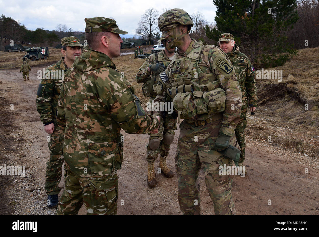 Le colonel James Bartholomees III, commandant de la 173e Brigade aéroportée, se félicite le capitaine Davorin Volgemut, forces armées slovènes, dans le cadre d'une visite à la brigade lors de l'exercice Lipizzan IV à Postonja Pocek en gamme, Slovénie, 13 mars 2018. Lipizzan est une combinaison d'exercice de formation de niveau d'exécution en préparation de l'évaluation de peloton, et de valider les procédures de déploiement au niveau du bataillon. La 173e Brigade aéroportée de l'armée américaine est la force de réaction d'urgence en Europe, capables de projeter des forces n'importe où aux États-Unis, d'Europe centrale ou de l'Afrique des commandes de domaines de responsabilité. (U.S. Banque D'Images