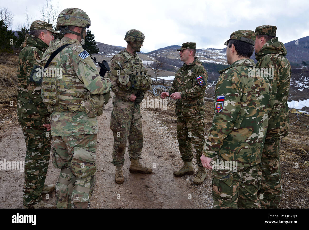Le colonel James Bartholomees III, commandant de la 173e Brigade aéroportée, parle avec le Capt Davorin Volgemut, forces armées slovènes, dans le cadre d'une visite à la brigade lors de l'exercice Lipizzan IV à Postonja Pocek en gamme, Slovénie, 13 mars 2018. Lipizzan est une combinaison d'exercice de formation de niveau d'exécution en préparation de l'évaluation de peloton, et de valider les procédures de déploiement au niveau du bataillon. La 173e Brigade aéroportée de l'armée américaine est la force de réaction d'urgence en Europe, capables de projeter des forces n'importe où aux États-Unis, d'Europe centrale ou de l'Afrique des commandes de domaines de responsabilité. (U.S Banque D'Images