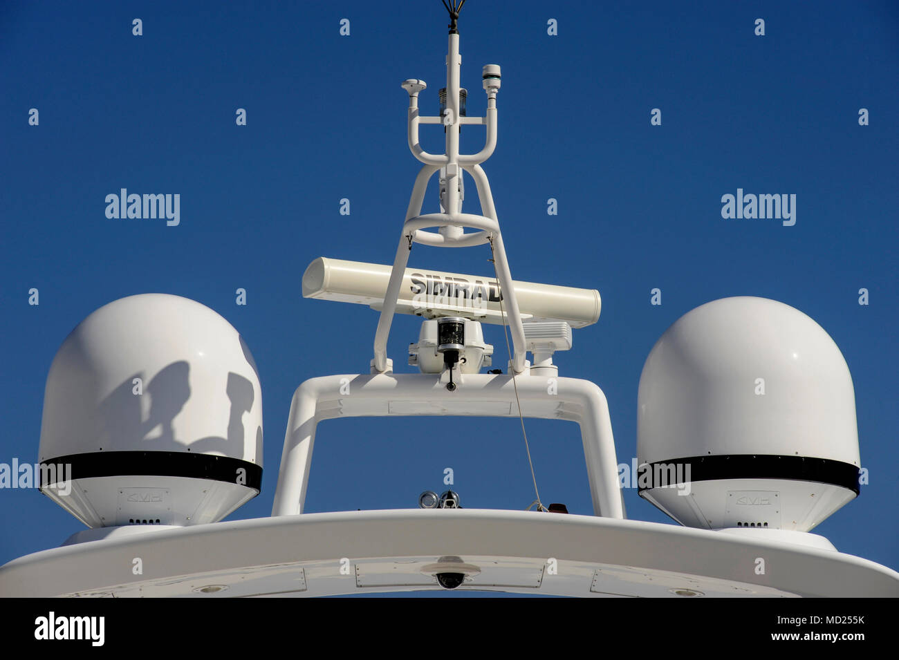 YACHTS ET SUPER YACHTS DU MÂT DE L'ANTENNE - DÔMES SATELLITES RADARS - BATEAUX -LA NAVIGATION GPS- SYSTÈME DE NAVIGATION MARITIME - BATEAUX CANNES FRANCE © F.BEAUMONT Banque D'Images