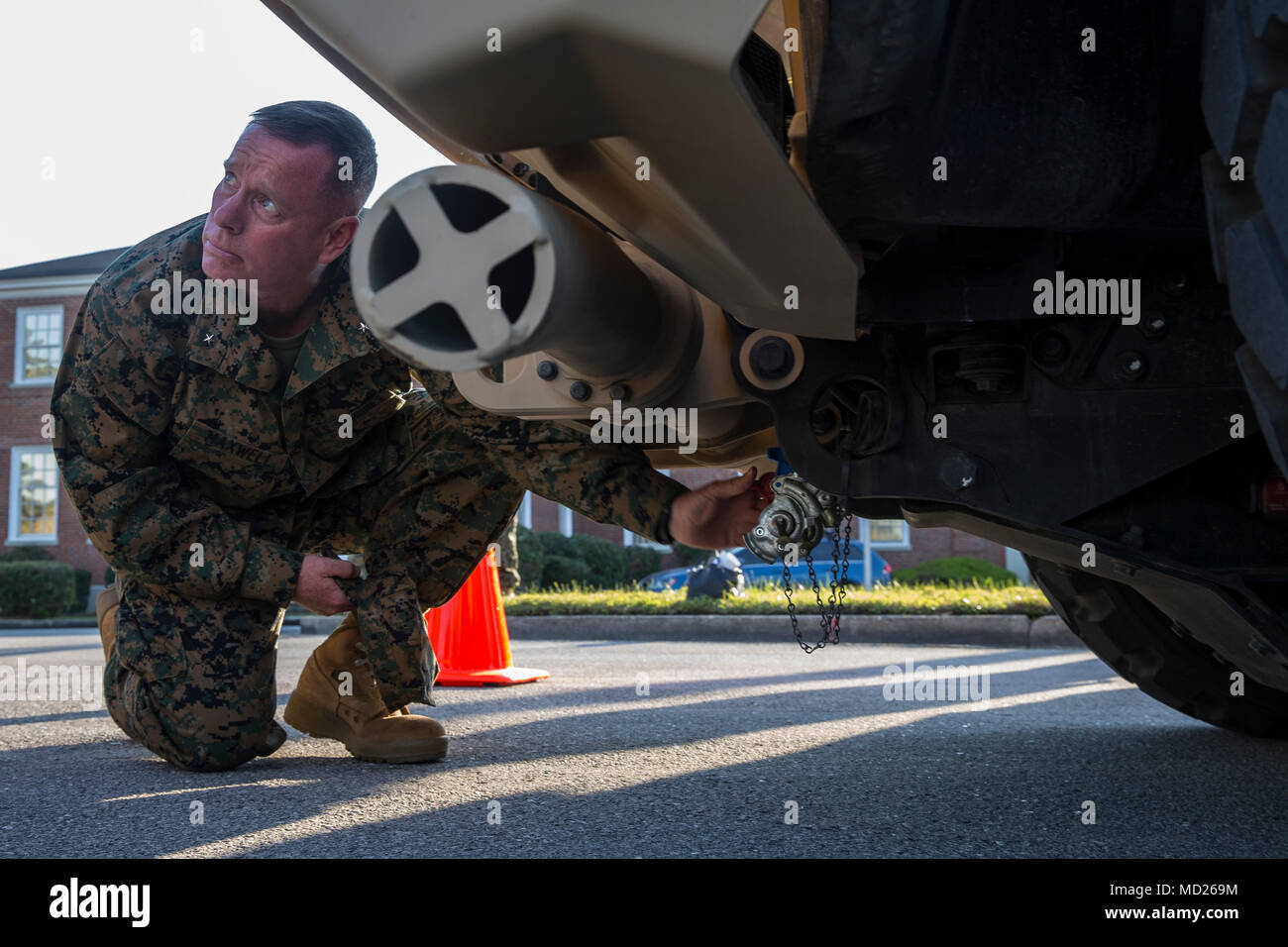 U.S. Marine Corps Brig. Le général David W. Maxwell, 2e Groupe logistique maritime général commandant, est suivi une visite guidée de l'articulation (véhicule tactique léger JLTV) sur Camp Lejeune N.C., Mar 7, 2018. L'JLTV remplacera le véhicule à roues polyvalent à grande mobilité (HMMWV). Remplacement de la grande mobilité de véhicule à roues (HMMWV), l'JLTV a une charge utile accrue, de protection et de performance par rapport à son prédécesseur ; ils devraient commencer à fielding 2019 unités. (U.S. Marine Corps Photo par Lance Cpl. Scott Jenkins) Banque D'Images
