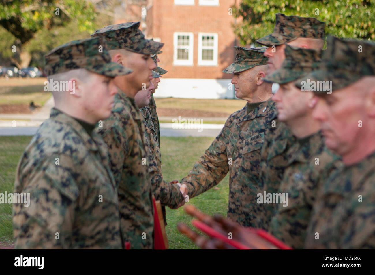 Corps des Marines américains, le général John K. Amour, général commandant la 2e Division, Marine, prix HM1 Jacob Johnson, le marin de l'année au cours d'une cérémonie des couleurs du matin au Camp Lejeune, N.C., 14 mars 2018. La cérémonie a lieu une fois par mois afin d'honorer les couleurs ainsi que les Marines et les marins pour leurs réalisations tout en servant. (U.S. Marine Corps photo de la FPC. Nathaniel Q. Hamilton) Banque D'Images