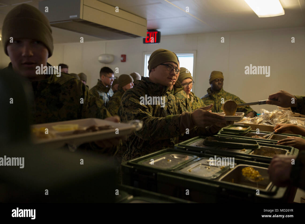 Marines avec la Force Arctic Edge passer à travers la ligne de chow à Fort Greely, en Alaska, le 11 mars 2018 lors de l'exercice Arctic Edge 18. Manger régulièrement et de rester hydratées dans un environnement en temps froid permet aux Marines pour rester en bonne santé et de remplir leur mission. Arctic Edge 18 est une bi, à grande échelle, de l'exercice de formation qui prépare et teste la capacité de l'armée américaine pour l'exploitation dans le plan tactique par temps froid extrême conditions trouvées dans les milieux arctiques avec plus de 1500 participants de l'Armée de l'air, de l'armée, de la Garde côtière, Marine Corps, et de la marine en utilisant l'unique et l'expans Banque D'Images