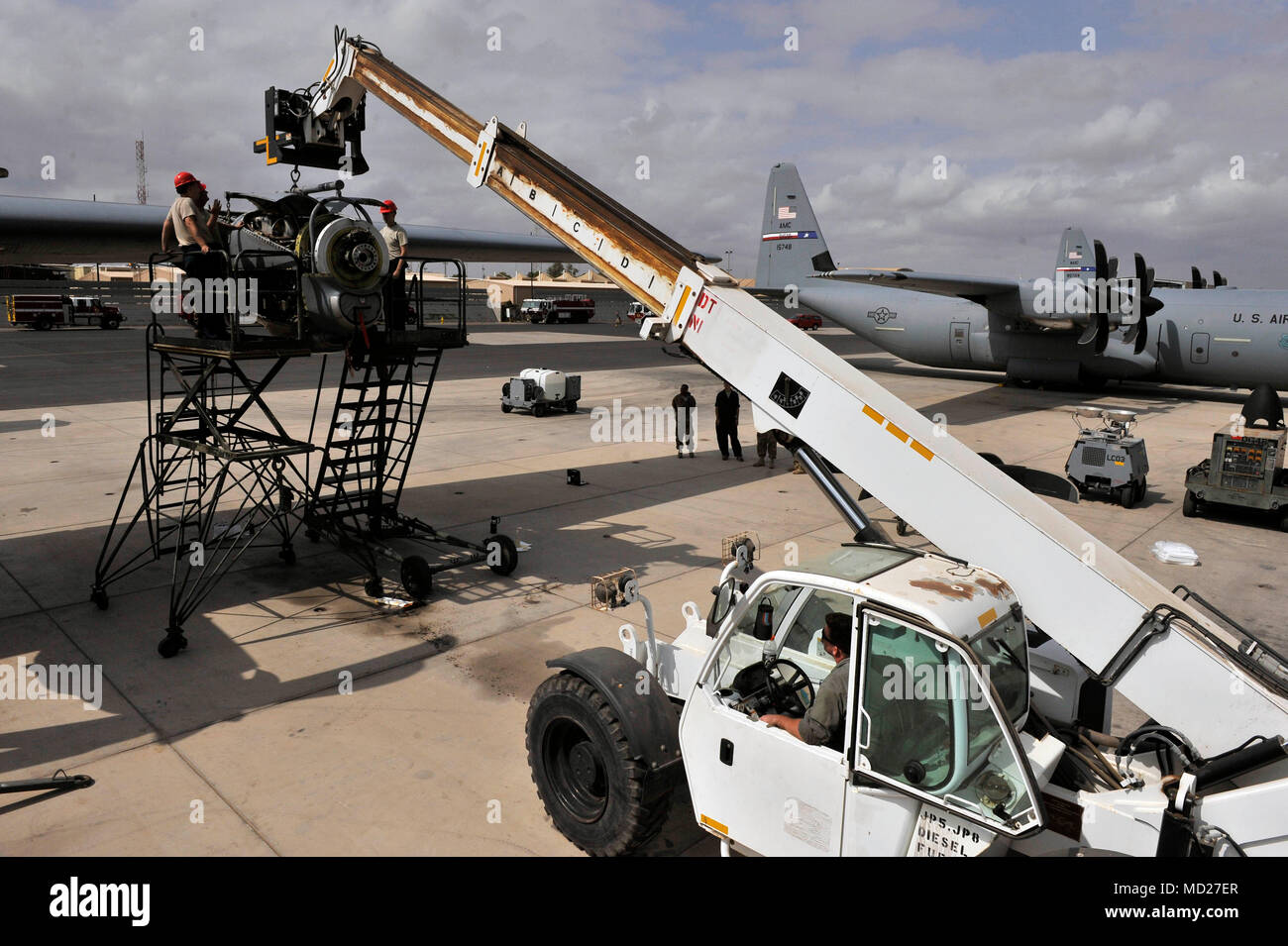 Aviateurs du 75e Escadron de transport aérien expéditionnaire effectuer rapidement des réparations et de l'hélice du moteur sur un C-130J Super Hercules au Camp Lemonnier, Djibouti, le 14 mars 2018. Les dommages ont été causés par la détérioration normale, ainsi que les débris de l'objet, et a dû être réparé rapidement pour s'assurer qu'aucune interruption dans les opérations aériennes. (Photo par Tech. Le Sgt. Alexander Farver) Banque D'Images