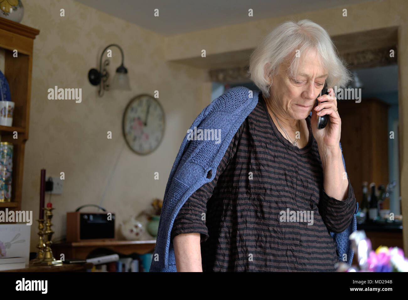 Une dame a pris sa retraite à parler au téléphone. Banque D'Images