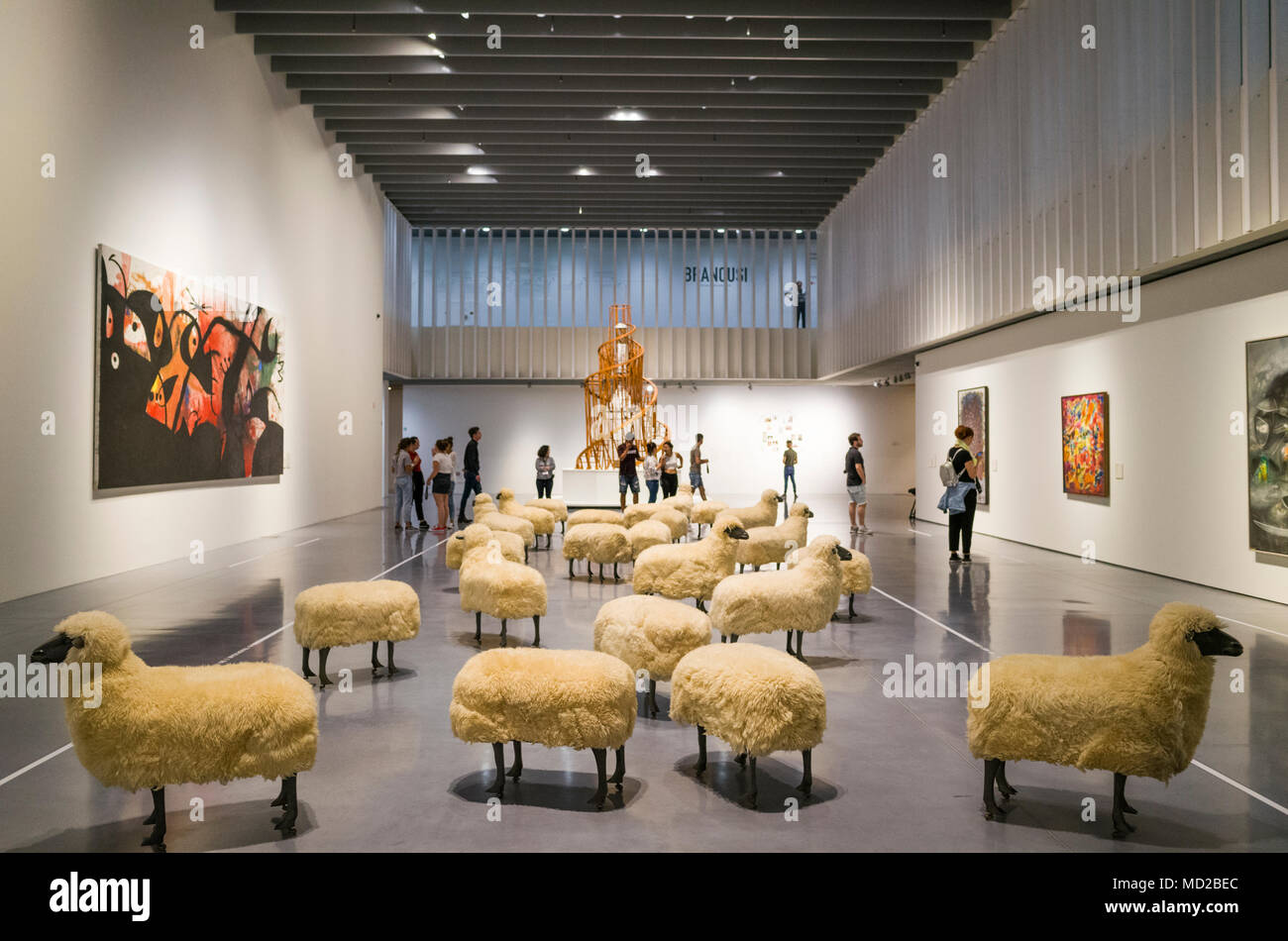 Malaga, Andalousie, Espagne : hall d'exposition principal du Centre Pompidou musée d'art moderne de Malaga inauguré en 2015, avec l'installation de troupeau Banque D'Images
