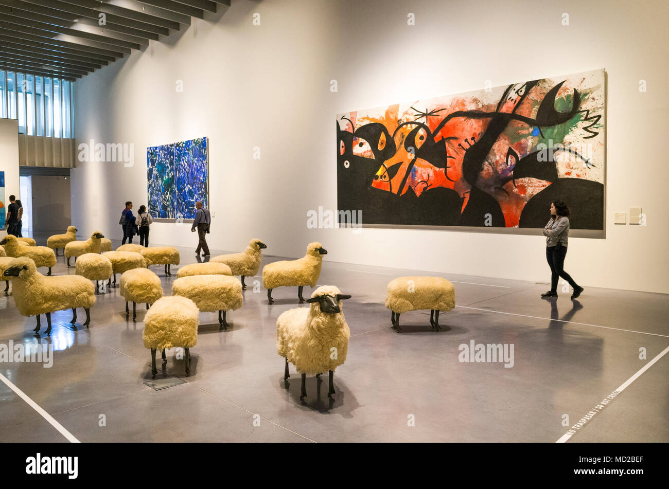 Malaga, Andalousie, Espagne : hall d'exposition principal du Centre Pompidou musée d'art moderne de Malaga inauguré en 2015, avec les œuvres troupeau de mouton Banque D'Images