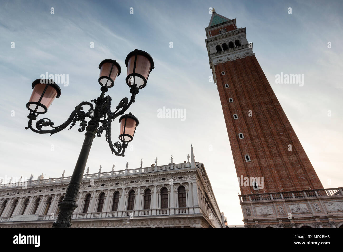 Vue panoramique de la Procuratie Nuove et la campanile de la Place Saint-Marc, Venise, Italie. Banque D'Images