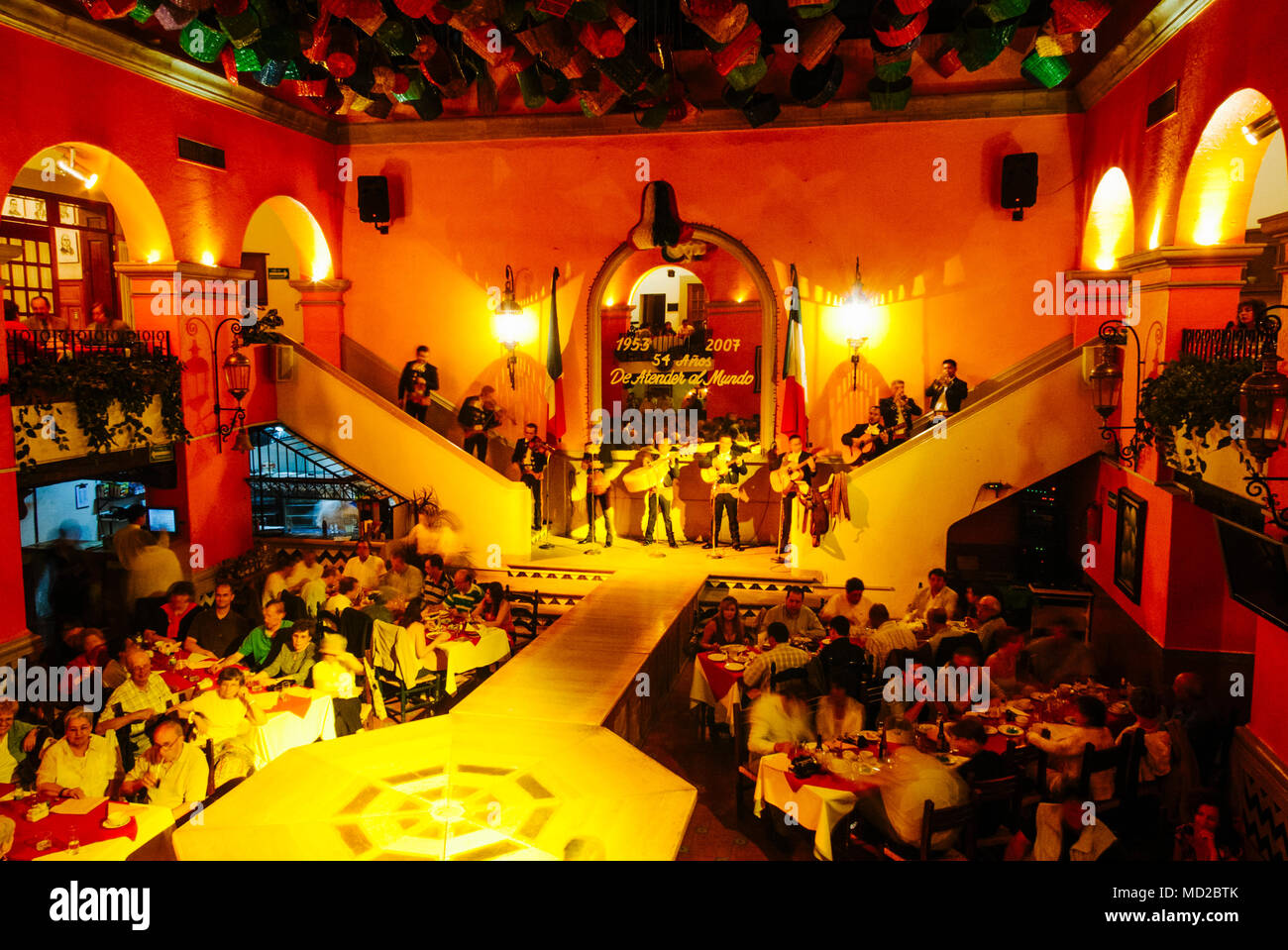 Un mariachi band sur la scène du Restaurant Focolare, ouvert pour la première fois en 1953 dans les locaux d'une ancienne hacienda traditionnelle maison dans la Zona Rosa distri Banque D'Images