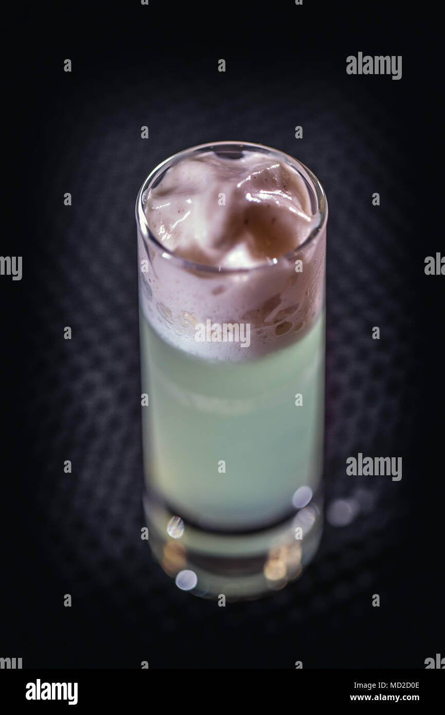 Des cocktails sans alcool en verre, tireurs décoré de crème fouettée aux amandes Banque D'Images