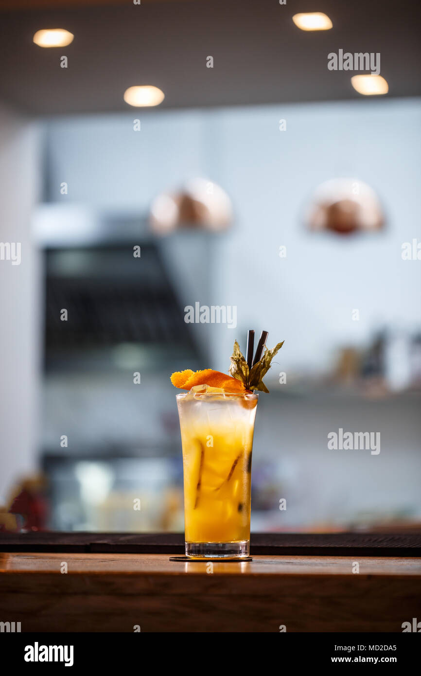 Froide rafraîchissante sans alcool cocktail d'été à l'orange, le gingembre et la glace concassée Banque D'Images