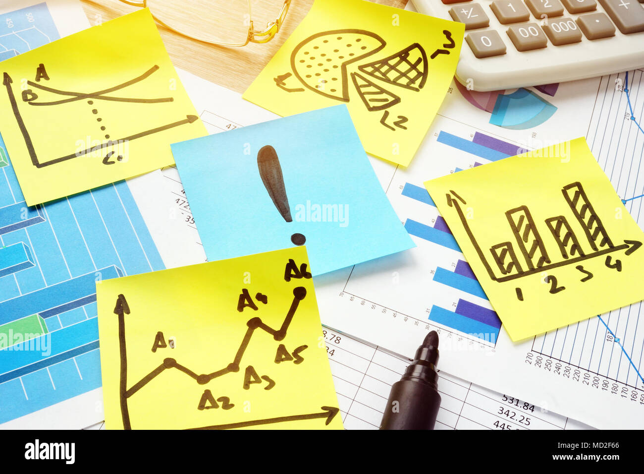 Point d'exclamation et tableaux financiers dans le bureau. Solution de problème d'affaires de succès. Banque D'Images