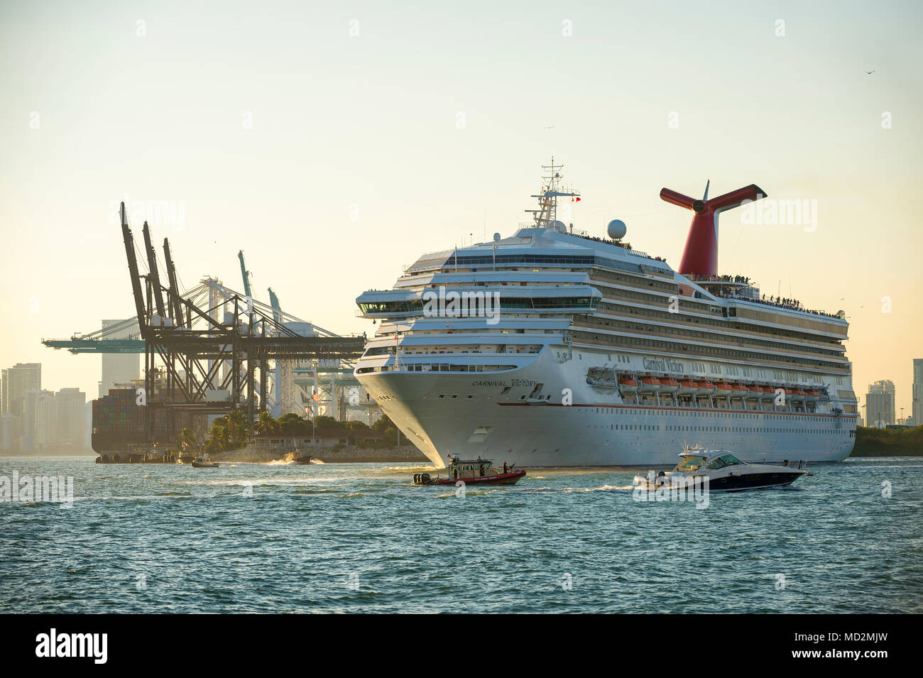 MIAMI - 23 décembre 2017 : Un Carnival Cruise ship passe au sud de la plage, il quitte le port. Banque D'Images