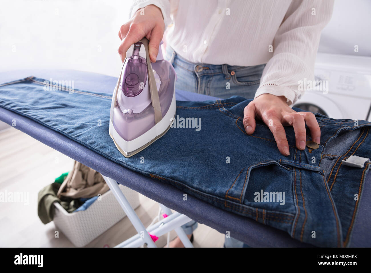 Close-up of a Woman's Hand Jeans repassage avec fer à repasser électrique  Photo Stock - Alamy