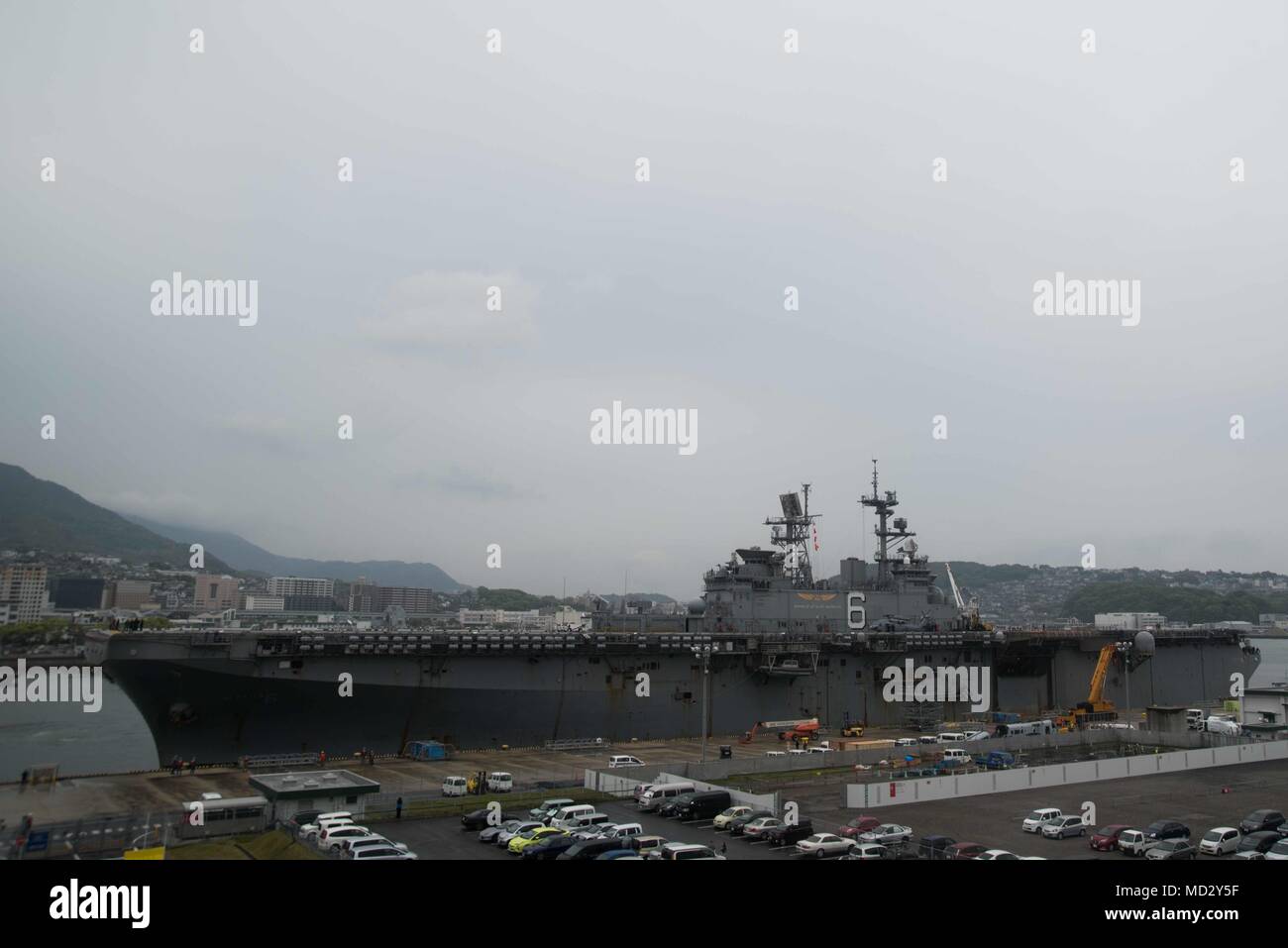 180417-N-IO414-012 SASEBO, Japon (17 avril 2018) Le navire d'assaut amphibie USS Bonhomme Richard (DG 6) est revenu à Sasebo, au Japon, à la suite d'une patrouille de routine de la région Indo-Pacifique. Bonhomme Richard est en visite dans son port d'attache de Sasebo pour la dernière fois avant d'effectuer un passage à San Diego d'attache après six ans d'être déployée avant au Japon. (U.S. Photo par marine Spécialiste de la communication de masse 2e classe Jordanie Crouch/libérés) Banque D'Images
