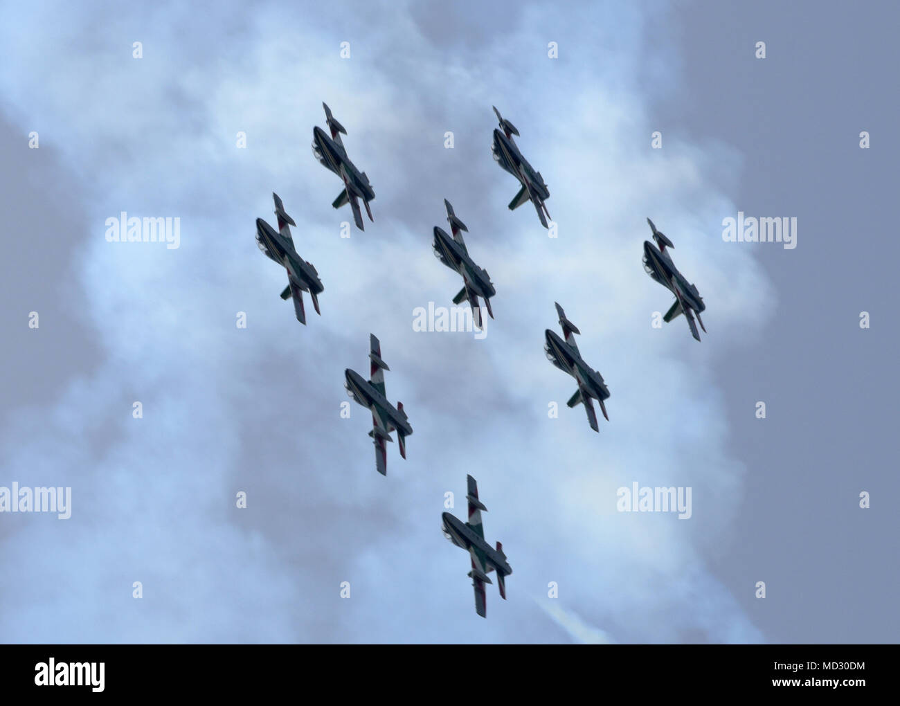 L'armée de l'air italienne Frecce Tricolori 'Tricolor Flèches', l'équipe de démonstration aérienne monte sur la base aérienne d'Aviano, en Italie, lors d'une manifestation pour un public américain et italien le 16 avril 2018. L'équipe voler dans un Aermacchi MB-339-A et à l'échelle de l'avion d'entraînement de combat effectuant acrobaties aériennes, montrant au large de leurs couleurs et de leur expertise. (U.S. Air Force photo par un membre de la 1re classe Benjamin Cooper) Banque D'Images