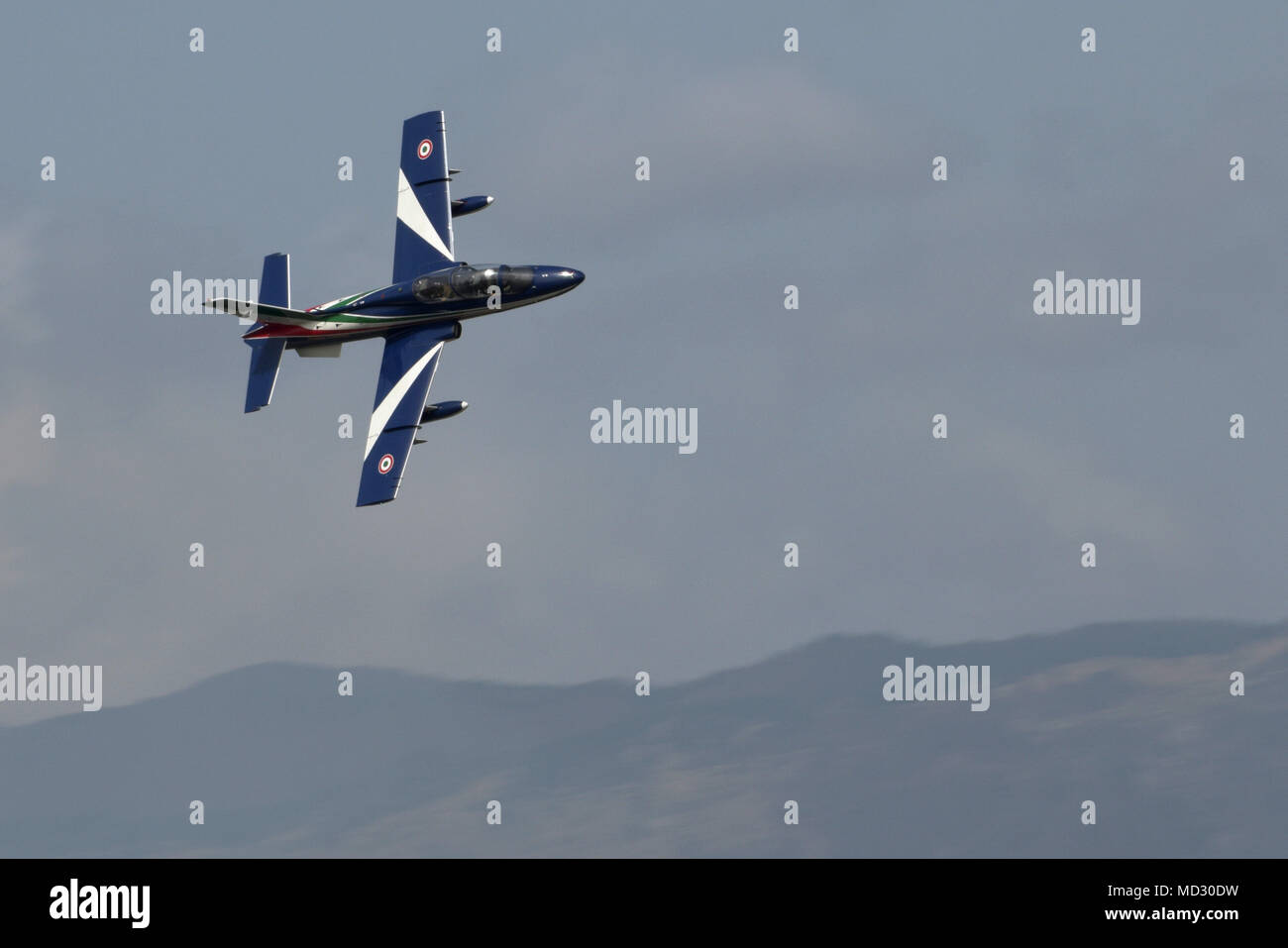 L'armée de l'air italienne Frecce Tricolori 'Tricolor Flèches', l'équipe de démonstration aérienne monte sur la base aérienne d'Aviano, en Italie, lors d'une manifestation pour un public américain et italien le 16 avril 2018. L'équipe voler dans un Aermacchi MB-339-A et à l'échelle de l'avion d'entraînement de combat effectuant acrobaties aériennes, montrant au large de leurs couleurs et de leur expertise. (U.S. Air Force photo par un membre de la 1re classe Benjamin Cooper) Banque D'Images