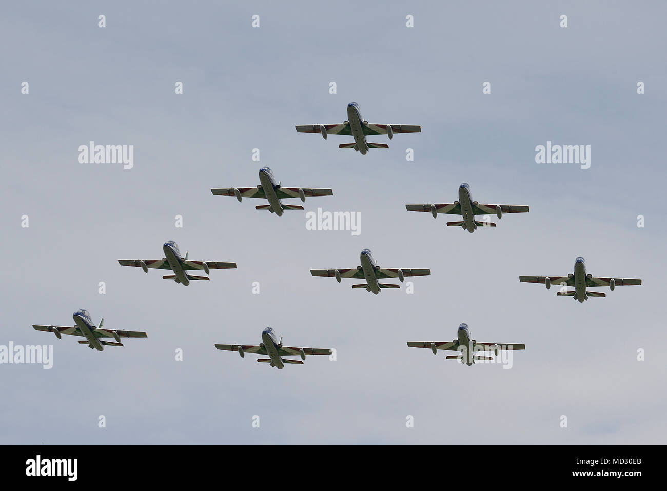 L'armée de l'air italienne Frecce Tricolori 'Tricolor Flèches', l'équipe de démonstration aérienne monte sur la base aérienne d'Aviano, en Italie, lors d'une manifestation pour un public américain et italien le 16 avril 2018. L'équipe voler dans un Aermacchi MB-339-A et à l'échelle de l'avion d'entraînement de combat effectuant acrobaties aériennes, montrant au large de leurs couleurs et de leur expertise. (U.S. Air Force photo de Tech. Le Sgt. Andrew Satran) Banque D'Images