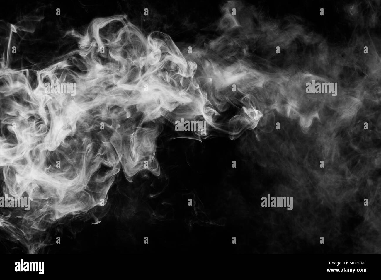 La fumée blanche épaisse sur un arrière-plan noir isolé. Contexte de la fumée de vape Banque D'Images