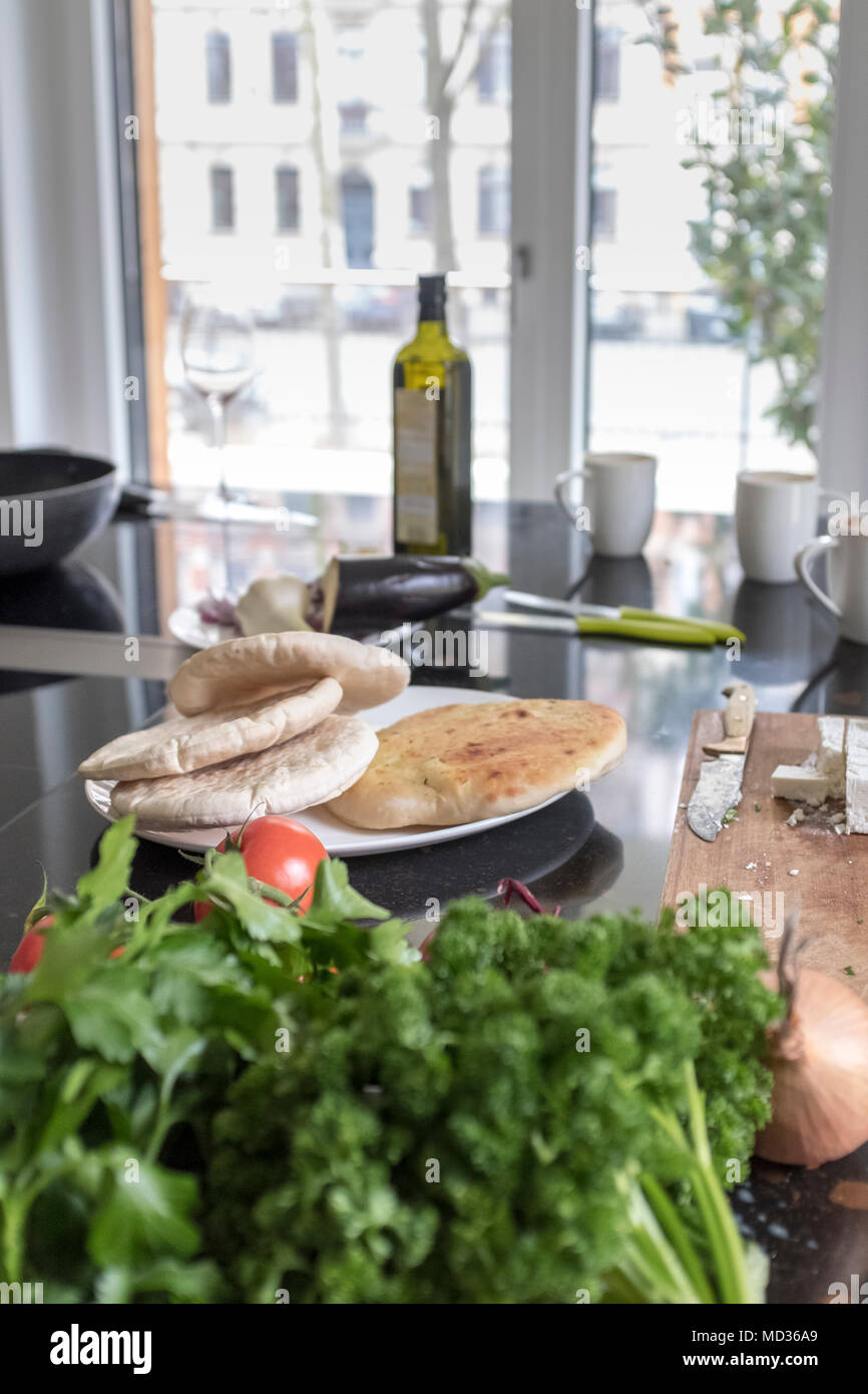 Une alimentation saine.table de cuisine haut-végétariens-vegatbles et pain plat ,selective focus Banque D'Images