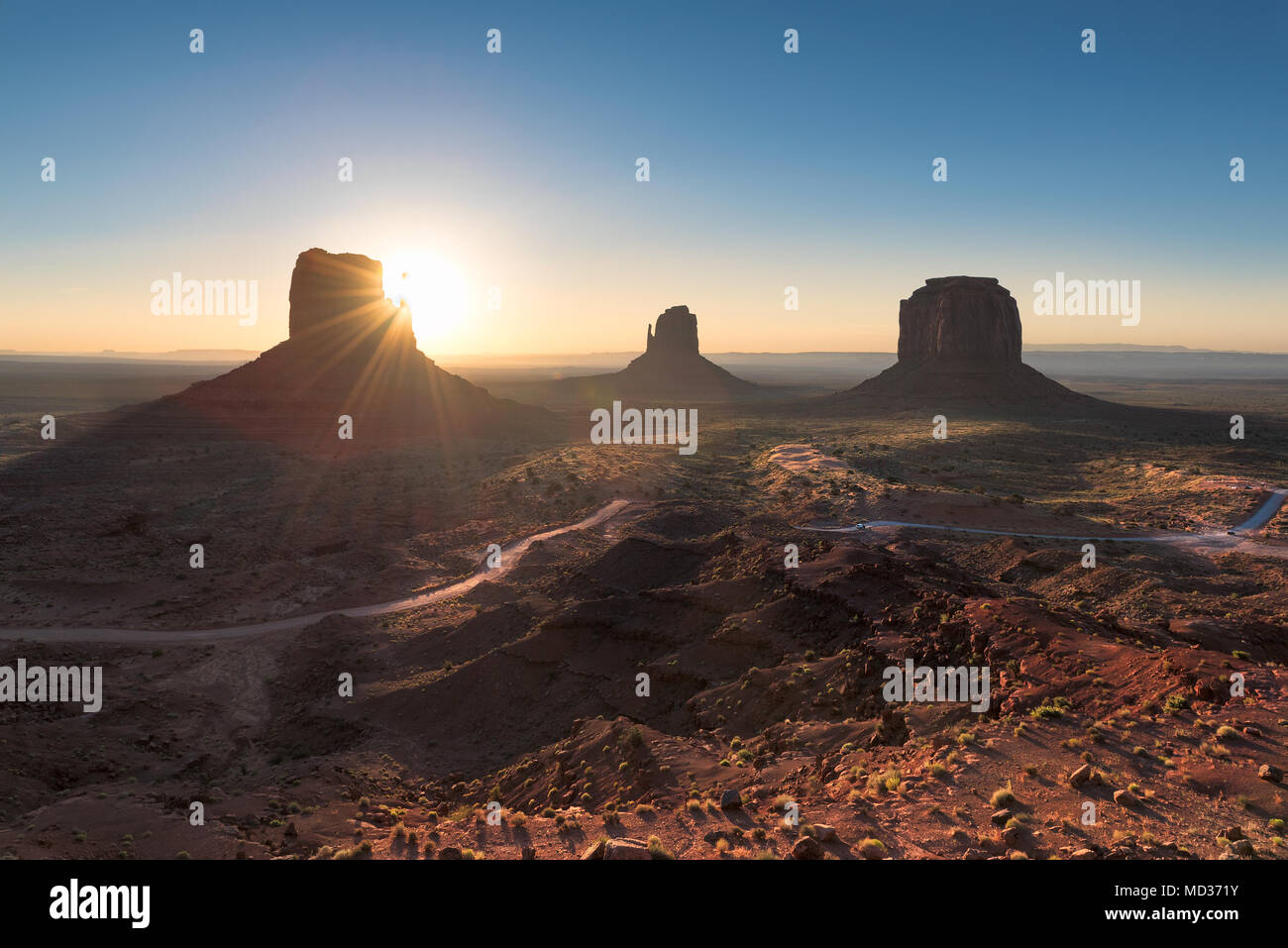 Lever du soleil à Monument Valley, Arizona. Banque D'Images