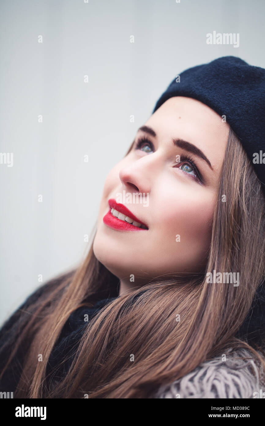 Jolie femme à la recherche jusqu'à l'extérieur. Vêtements dans le style français Banque D'Images