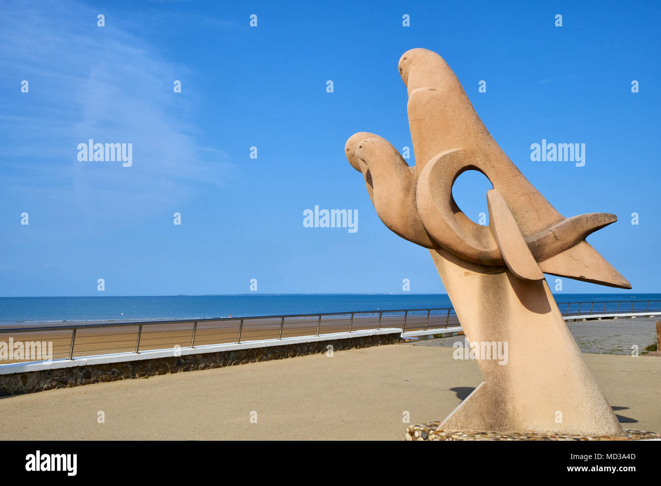 France, Vendée, Saint-Jean-de-Monts, la plage, les oiseaux de mer statue de  Martel frère Photo Stock - Alamy