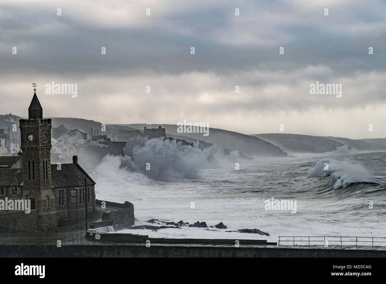 Porthleven, Cornwall, UK. 18 avril 2018. Météo britannique. Tôt le matin le brouillard de la mer et des nuages bas obscurci le lever du soleil ce matin à Porhleven. Les marées hautes et les grosses vagues poussé des vagues géantes dans le littoral pour une deuxième journée. La prévision pour la journée est pour le début de l'mornign pour soulever des nuages de avec beaucoup de soleil prévu. Crédit : Simon Maycock/Alamy Live News Banque D'Images