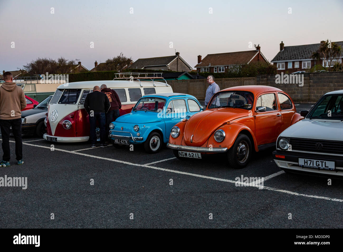 Minnis Bay, Birchington, Kent, UK. Apr 17, 2018. Classic Car and Bike Rally tenue à Minnis Bay, Birchington, Kent le 17 avril 2018. Des centaines de personnes se sont rendues à voir le nombre de voitures et de vélos à la parade dans la baie Minnis. Credit : ernie Jordanie/Alamy Live News Banque D'Images