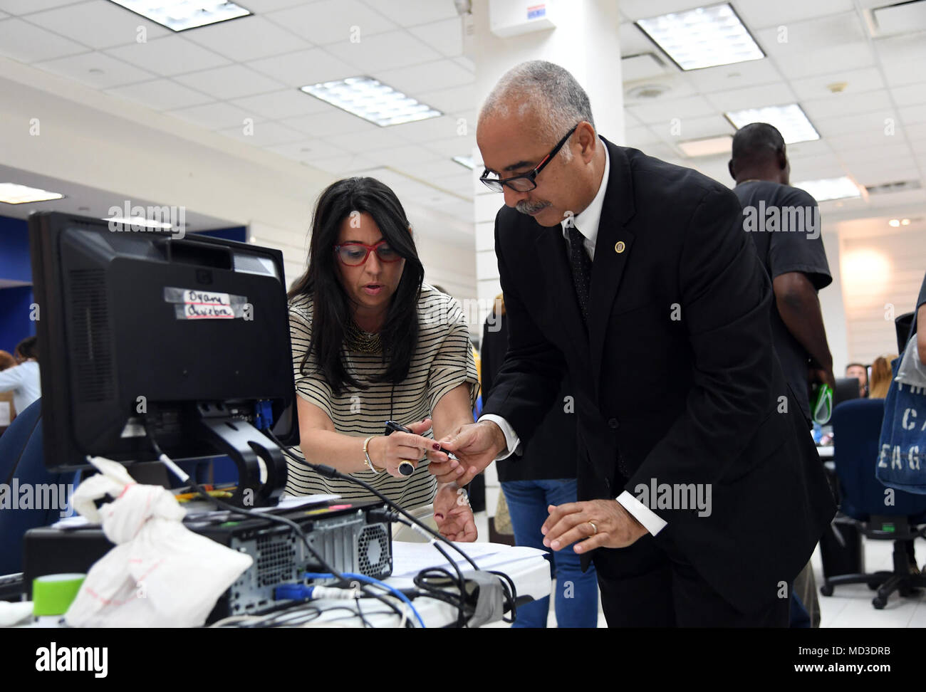 SAN JUAN, Puerto Rico. , . El Secretario del Departamento de Hacienda, Raúl Maldonado Gautier visita el Centro de Planillas de Plaza Las Amà © ricas luego de extender la fecha para la entrega de planilla (Foto Andre Kang/andre.kang@gfrmedia.com) via le crédit photo : Newscom/Alamy Live News Banque D'Images