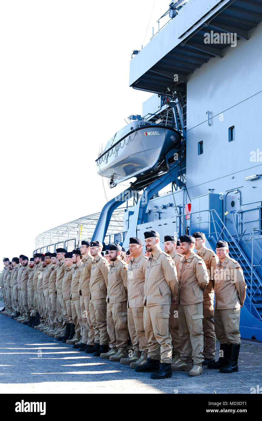 18 avril 2018, Kiel, Allemagne : l'équipage de l'appel d'offres «mosel' debout devant le navire de la marine allemande. Le navire est de partir pour la mer Méditerranée pour remplacer le 'Sachsen' frégate dans l'UE l'opération EUNAVFOR déploiement MED 'Sophia'. Photo : Frank Molter/dpa Banque D'Images