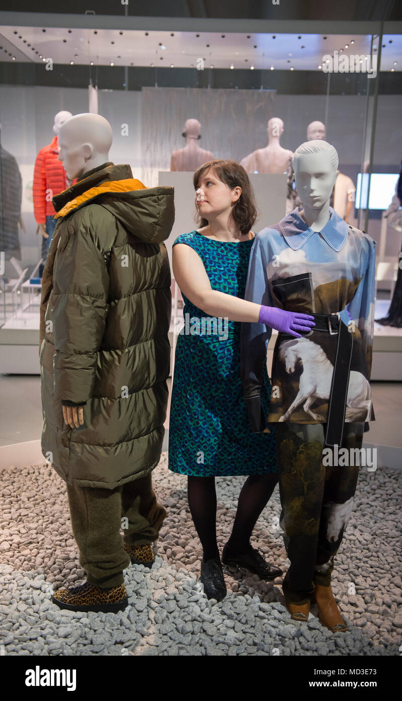 V&A, Londres, Royaume-Uni. 18 avril, 2018. Scène dans le V&A's Fashion Gallery, fabriqués à partir de la Nature est une spectaculaire et des travers 400 ans de la mode. Faits saillants : Emma Watson's robe faite à partir de bouteilles en plastique recyclées, entouré de jardins en miniature éclairé, globes en verre un 'Leopard' ballgown ornée par Jean Paul Gaultier et une robe portée par Vivienne Westwood pour faire campagne contre le changement climatique, entouré de banderoles. Photo : George Stubbs 'cheval effrayé par un Lion' print, woman's jupe. Stella McCartney, Grande-Bretagne, 2017. Credit : Malcolm Park/Alamy Live News. Banque D'Images